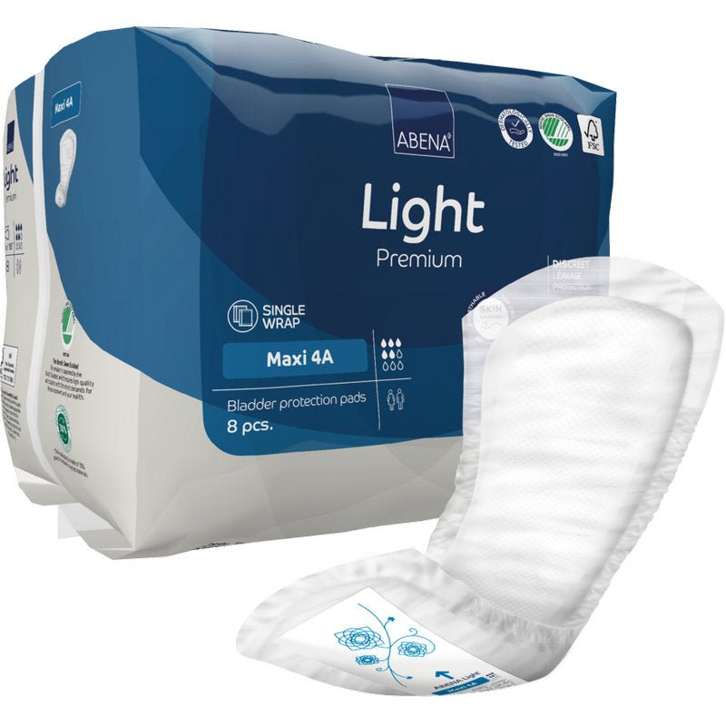 Απεικονίζεται μια συσκευασία ABENA Light Maxi 4A, Premium από την Abena Re-Seller GmbH (8 τεμάχια) με ένα ταμπόν στο προσκήνιο, που τονίζει τα κύρια χαρακτηριστικά και τα σύμβολα πιστοποίησης για την premium προστασία κατά της ακράτειας.