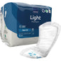 Απεικονίζεται μια συσκευασία ABENA Light Maxi 4A, Premium από την Abena Re-Seller GmbH (8 τεμάχια) με ένα ταμπόν στο προσκήνιο, που τονίζει τα κύρια χαρακτηριστικά και τα σύμβολα πιστοποίησης για την premium προστασία κατά της ακράτειας.