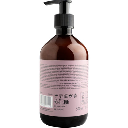 Eine braune Kunststoff-Pumpflasche der ENA Living Body Lotion (500 ml) von Abena Re-Seller GmbH, dargestellt von hinten mit einem rosafarbenen Etikett mit Text, Recyclingsymbolen, Barcode und Volumen. Konzipiert für die tägliche Körperpflege.