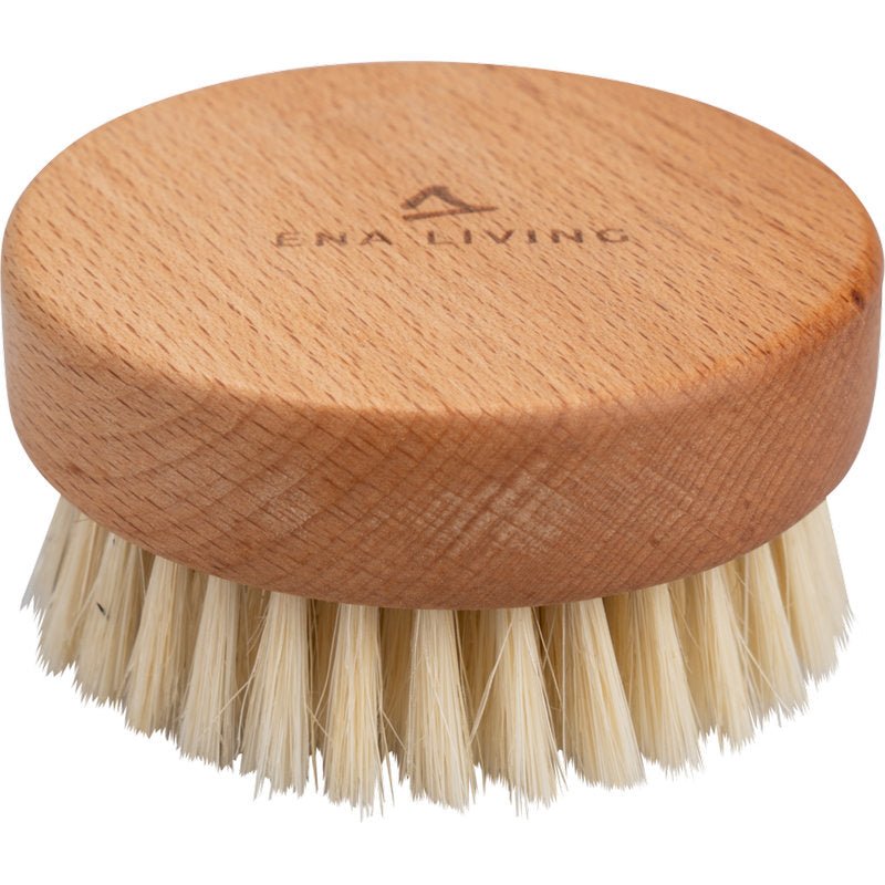 Η ENA Living Handmassage-Βούρτσα από την Abena Re-Seller GmbH είναι μια στρογγυλή βούρτσα μασάζ από ξύλο με φυσικές τρίχες και την επιγραφή "ENA LIVING" στην επάνω πλευρά. Πωλείται σε κουτί με 24 συσκευασίες, είναι ιδανική για χαλάρωση και εμφανίζεται σε λευκό φόντο.