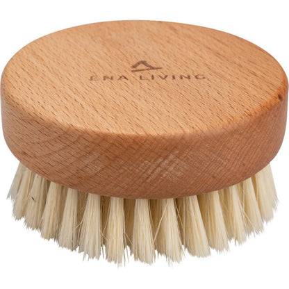 Η ENA Living Handmassage-Βούρτσα από την Abena Re-Seller GmbH είναι μια στρογγυλή βούρτσα μασάζ από ξύλο με φυσικές τρίχες και την επιγραφή "ENA LIVING" στην επάνω πλευρά. Πωλείται σε κουτί με 24 συσκευασίες, είναι ιδανική για χαλάρωση και εμφανίζεται σε λευκό φόντο.
