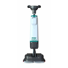 Η άσπρο-γκρίζα μηχανή καθαρισμού δαπέδων Arcora Tiger 40 της Arcora International GmbH στέκεται όρθια με δύο στρογγυλές βούρτσες στη βάση και μια λαβή χειρισμού για επαγγελματικό καθαρισμό δαπέδων. Η παράδοση γίνεται σε κουτί (1 τεμάχιο).