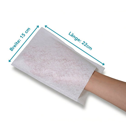 Απεικονίζεται ένα χέρι με ένα γάντι μιας χρήσης Altruan Altrucare Einmalwaschhandschuh CuraSOFT Comfort (75g), 15 cm πλάτος και 22 cm μήκος, σε ένα απλό λευκό φόντο. Δύο μπλε βέλη υποδεικνύουν τις διαστάσεις. Η συσκευασία περιέχει 50 γάντια μιας χρήσης.