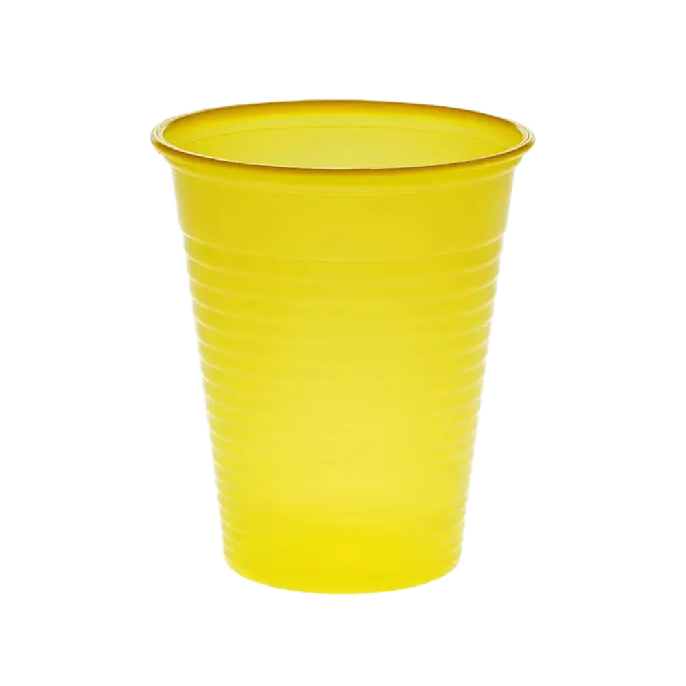 Ein gelber AMPri Dental-Einwegbecher aus Polypropylen mit vertikalen Rillen steht aufrecht vor einem schlichten weißen Hintergrund. Ideal für den Einsatz in Zahnarztpraxen als Einmal-Spülbecher.