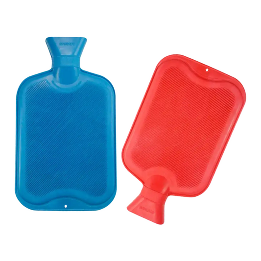 Links ist eine blaue AMPri Gummi Wärmflasche mit Schraubverschluss 2 Liter mit strukturierter Oberfläche zu sehen, rechts das rote rechteckige Gegenstück. Beide Modelle der AMPri Handelsgesellschaft mbH werden häufig in Krankenhäusern eingesetzt, um für mehr Komfort und Wärme zu sorgen.