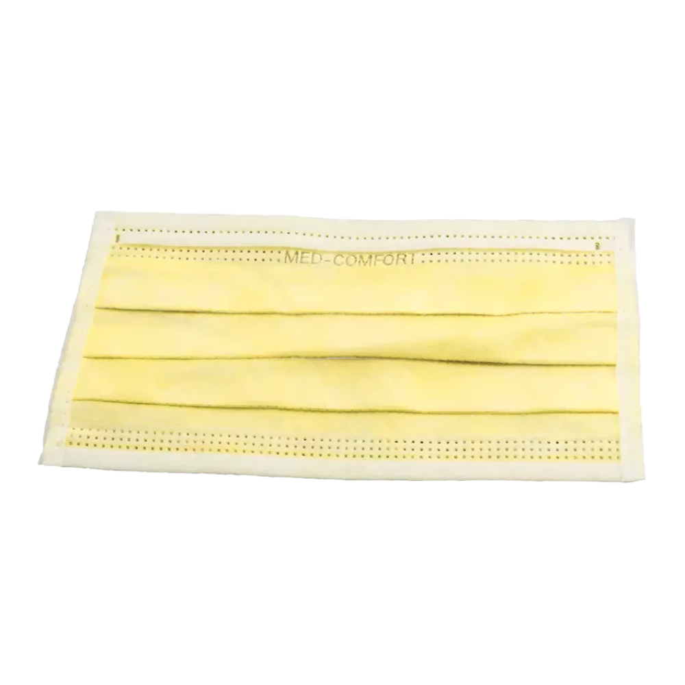 Μια μεμονωμένη, κίτρινη μάσκα μιας χρήσης για το στόμα και τη μύτη με τρεις πτυχές και λευκές θηλιές για τα αυτιά. Η μάσκα, μια AMPri MED-COMFORT OP Maske zum Binden Typ IIR της AMPri Handelsgesellschaft mbH, είναι τυπωμένη στην κορυφή με το κείμενο «MED-COMFORT».