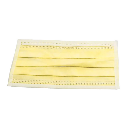 Μια μεμονωμένη, κίτρινη μάσκα μιας χρήσης για το στόμα και τη μύτη με τρεις πτυχές και λευκές θηλιές για τα αυτιά. Η μάσκα, μια AMPri MED-COMFORT OP Maske zum Binden Typ IIR της AMPri Handelsgesellschaft mbH, είναι τυπωμένη στην κορυφή με το κείμενο «MED-COMFORT».