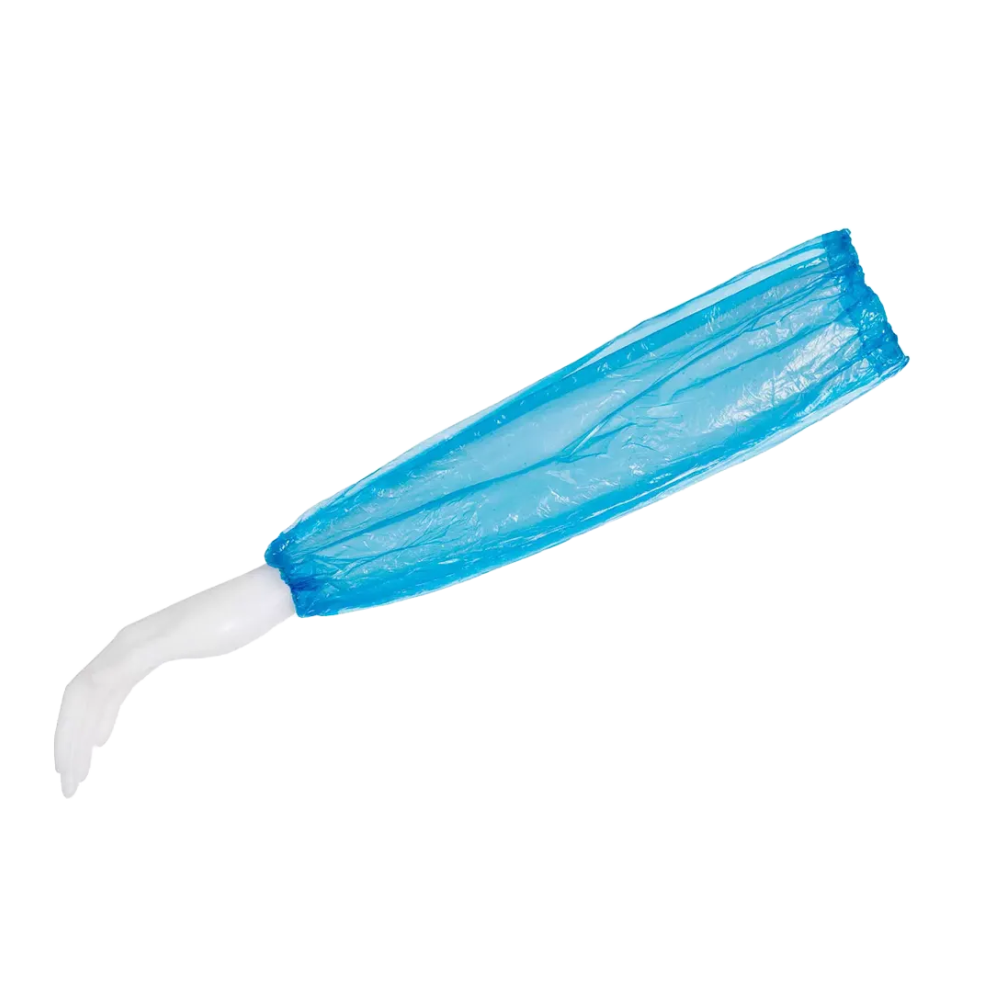 Στο λευκό χέρι μιας κούκλας βιτρίνας είναι στερεωμένο ένα μπλε AMPri MED-COMFORT PE προστατευτικό μανίκι 20 μm 40 x 20 cm για εφάπαξ χρήση, κατασκευασμένο από πολυαιθυλένιο της AMPri Handelsgesellschaft mbH. Φτάνει από τον καρπό μέχρι πάνω από τον αγκώνα και υποδεικνύει το δυναμικό του για προστασία ή υγιεινή χρήση στη βιομηχανία τροφίμων. Το φόντο είναι απλά λευκό.