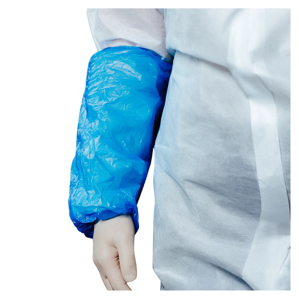 Μια κοντινή λήψη ενός ατόμου που φοράει ένα μανίκι AMPri MED-COMFORT PE, ένα μπλε μανίκι από πολυαιθυλένιο που καλύπτει το χέρι από τον καρπό μέχρι πάνω από τον αγκώνα. Το άτομο φοράει επίσης λευκά προστατευτικά ρούχα της κατηγορίας Ι ΜΑΠ, κατασκευασμένα από την AMPri Handelsgesellschaft mbH.