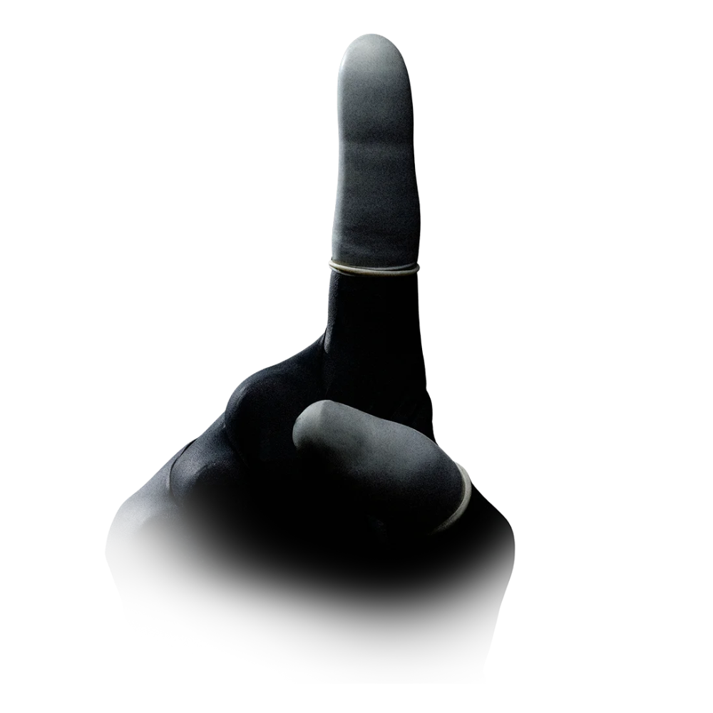 Μια ασπρόμαυρη εικόνα ενός χεριού που κάνει μια χειρονομία με τον δείκτη προς τα πάνω. Το χέρι φαίνεται να φοράει ένα λεπτό, φωτεινό δαχτυλίδι στο μεσαίο δάχτυλο, που υποδηλώνει τις δακτυλήθρες λατέξ AMPri MED-COMFORT, που είναι διαθέσιμες σε διάφορα μεγέθη. Το φόντο είναι λευκό και το κάτω μέρος της εικόνας συγχωνεύεται με το λευκό, δημιουργώντας ένα εφέ διαβάθμισης. Το προϊόν είναι από την AMPri Handelsgesellschaft mbH και διατίθεται σε συσκευασία με 100 τεμάχια.