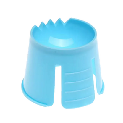 Ein krallenförmiges Werkzeug aus Polypropylen mit abgerundeter Basis und offenen Schlitzen zur Haarplatzierung, hier beschrieben als „AMPri PP Einweg Dappenbehälter“ der AMPri Handelsgesellschaft mbH.