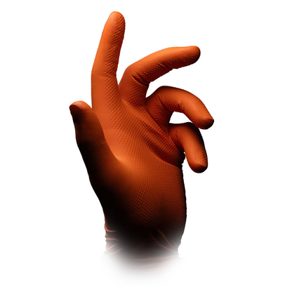 Eine Hand in einem orangefarbenen Nitrilhandschuh, ähnlich den AMPri SolidSafety High Grip Orange Nitril Chemikalienschutzhandschuhen der AMPri Handelsgesellschaft mbH, ist vor einem weißen Hintergrund zu sehen. Die Finger sind leicht gebogen, als würden sie gestikulieren oder etwas halten, und die strukturierte Oberfläche des Handschuhs weist auf seine Eignung für den Einsatz in der Lebensmittelindustrie hin.