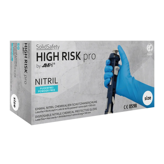 Eine Schachtel AMPri SolidSafety High Risk Pro Nitril Chemikalienschutzhandschuhe Typ A von AMPri Handelsgesellschaft mbH zeigt auf der Verpackung eine Hand in einem blauen Handschuh, die ein Reagenzglas hält. Diese Handschuhe sind puder- und latexfrei und für optimalen Schutz gegen Chemikalien CE 0598-zertifiziert.