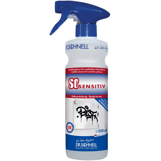 Ένα μπουκάλι ψεκασμού 500 ml DR.SCHNELL SC SENSITIV, καθαριστικό γκράφιτι για ευαίσθητες επιφάνειες, με μπλε ακροφύσιο και ετικέτα με τις πληροφορίες του προϊόντος, καθώς και γκράφιτι σε έναν τοίχο.