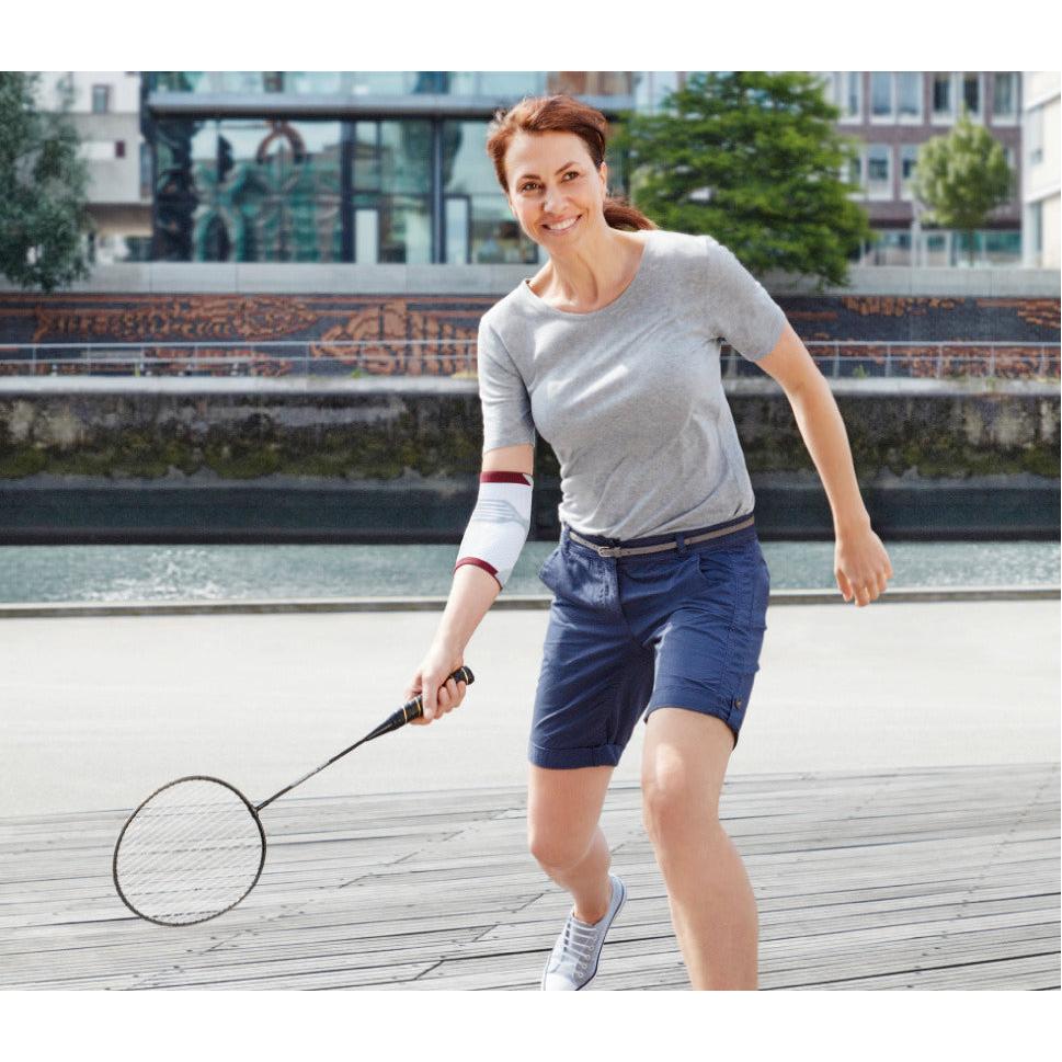 Actimove EpiMotion, επίδεσμος αγκώνα, λευκό/γκρι/κόκκινο – σε χρήση