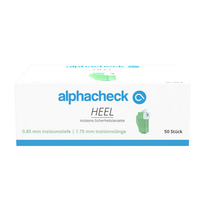 Ένα λευκό κουτί με το εμπορικό όνομα «Berger Med GmbH» με πράσινα και μπλε γράμματα. Το προϊόν Alphacheck HEEL λογχές ασφαλείας τομής, διάφορα μεγέθη, χαρακτηρίζεται ως «Λογχής Ασφαλείας Τομής» με αναφορές βάθους τομής 0,85 mm και μήκους τομής 1,75 mm για τριχοειδή λήψη αίματος. Το κουτί περιέχει 50 τεμάχια.