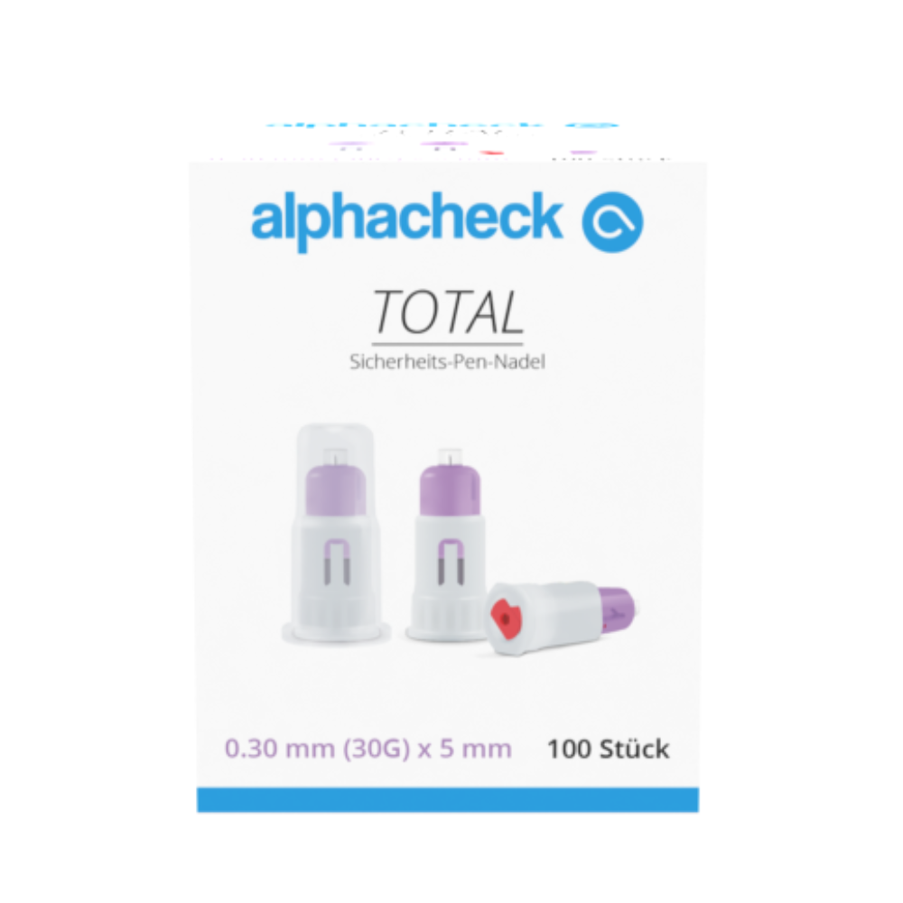 Μια συσκευασία από τις βελόνες ασφαλείας Alphacheck TOTAL 30G x 5 mm της Berger Med GmbH, απεικονισμένη μπροστά από λευκό φόντο. Η συσκευασία δείχνει δύο άκρες βελόνας με μοβ και κόκκινα καπάκια, που εμφανίζουν σαφώς το μέγεθος της βελόνας (0,30 mm x 5 mm) και μια ποσότητα 100 τεμαχίων, ιδανική για στυλό ινσουλίνης.
