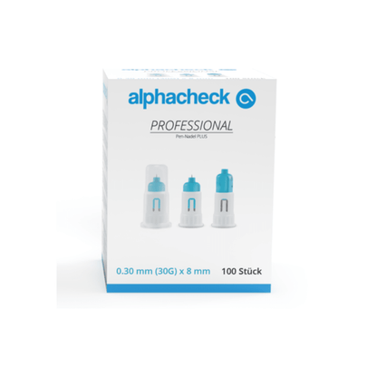 Ένα κουτί με βελόνες Alphacheck professional Pen-Nadel PLUS, διαφόρων μεγεθών. Το λευκό κουτί με μπλε λεπτομέρειες περιέχει 100 αποστειρωμένες βελόνες, 0,30 mm (30G) x 8 mm, για ενέσεις ινσουλίνης. Στην μπροστινή όψη απεικονίζονται τρεις βελόνες Pen με κείμενο σε μπλε και μαύρο χρώμα από την Berger Med GmbH.