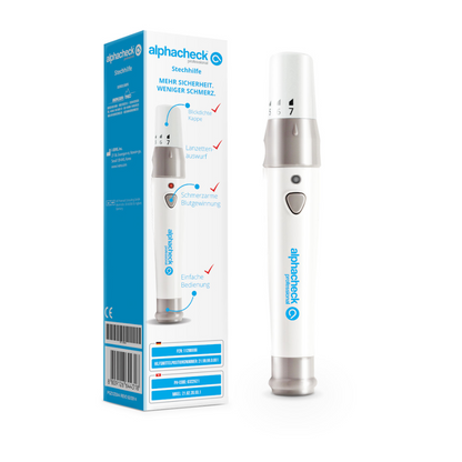 Η εικόνα δείχνει μια επαγγελματική συσκευή τρυπήματος Alphacheck | Συσκευασία (1 τεμάχιο) και τη συσκευασία της για μέτρηση σακχάρου στο αίμα. Η συσκευή τρυπήματος είναι λευκή με ασημί λεπτομέρειες και διαθέτει ένα κουμπί και έναν τροχό ρύθμισης. Η συσκευασία δείχνει την εικόνα της συσκευής, το όνομα της μάρκας «Berger Med GmbH» και τις κύριες λειτουργίες στη γερμανική γλώσσα, τονίζοντας την άνεση και την ασφάλεια για τον χρήστη.
