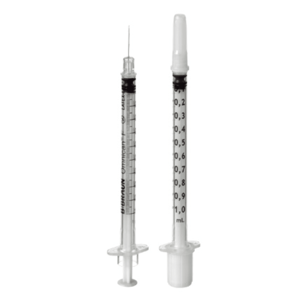Δύο B. Braun σύριγγες Omnican®-F, μία με ενσωματωμένη βελόνα και μία με καπάκι, στέκονται κάθετα. Κάθε σύριγγα διαθέτει πάνω στον διαφανή πλαστικό κύλινδρο της μετρήσεις χιλιοστόλιτρων με μαύρο κείμενο, καθιστώντας την ιδανική για υποδόριες ενέσεις μπροστά από ένα απλό λευκό φόντο.