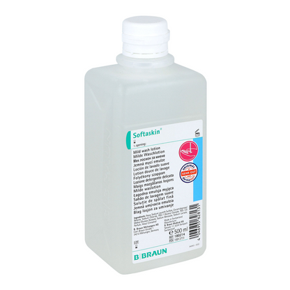 Ένα πλαστικό μπουκάλι 500 ml B. Braun Softaskin® Waschlotion έχει λευκό καπάκι και μια ετικέτα με πληροφορίες προϊόντος σε πολλές γλώσσες. Το λογότυπο B. Braun και το σύμβολο «Barrier Effect» είναι εμφανή, εγγυώμενα την απουσία μικροπλαστικών και τη φιλικότητα προς το περιβάλλον του μπουκαλιού. Η μάρκα είναι B. Braun Deutschland GmbH & Co. KG.