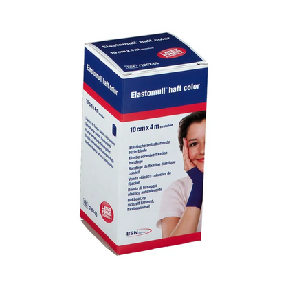 Μια συσκευασία BSN Elastomull® haft color Fixierbinde της BSN Medical GmbH απεικονίζεται σε μπλε-κόκκινο σχέδιο και περιέχει πληροφορίες προϊόντος σε πολλές γλώσσες. Στην μπροστινή πλευρά υπάρχει μια εικόνα ενός ατόμου που χρησιμοποιεί τον ελαστικό επίδεσμο στερέωσης, υπογραμμίζοντας την αποτελεσματικότητά του ως επιλογή χωρίς λάτεξ.