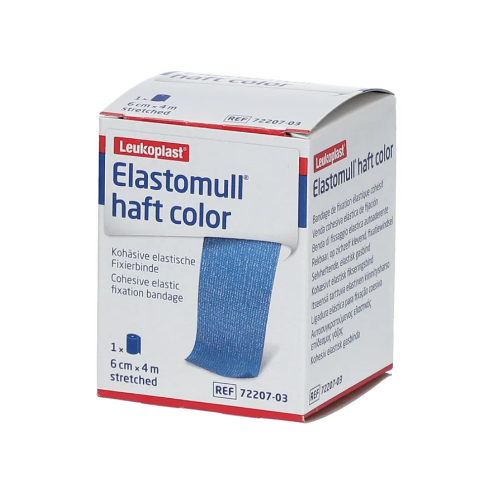 Στη συσκευασία του BSN Elastomull® haft color Fixierbinde της BSN Medical GmbH απεικονίζεται ένας μπλε κολλητικός επίδεσμος. Περιέχει πληροφορίες όπως μέγεθος (6 cm x 4 m τεντωμένο) και αριθμό άρθρου (72207-03) και τονίζει την εκτέλεση ως ελαστικό επίδεσμο στερέωσης.