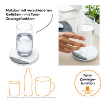 Eine digitale Küchenwaage Beurer DM 20 Trinkmanager der Beurer GmbH, die 0,00 anzeigt, mit einer Hand, die ein Glas Wasser darauf hält. Der Text „Nutzbar mit verschiedenen Gefäßen – mit Tara-Zuwiegefunktion“ erscheint neben Bildern eines Glases, einer Flasche und einer Tasse und demonstriert die Tara-Funktion der Waage für präzise Messungen.