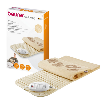 Εικόνα ενός Beurer HK 45 Σετ Θερμοφόρας Cosy. Το σετ περιλαμβάνει μια ηλεκτρική θερμοφόρα σε κρεμ χρώμα με υφή στην επιφάνεια και συνδεδεμένη μονάδα ελέγχου. Δίπλα στη θερμοφόρα βρίσκεται το κουτί συσκευασίας του προϊόντος με εικόνες και περιγραφές σε πολλές γλώσσες. Η θερμοφόρα της Beurer GmbH πληροί την πιστοποίηση OEKO-TEX® Standard 100.
