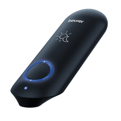 Ένας μαύρος, φορητός ηλεκτρονικός θεραπευτής τσιμπημάτων εντόμων BR 90 από Beurer με στρογγυλεμένη κορυφή και ένα μπλε φωτιζόμενο στρογγυλό κουμπί στο μπροστινό μέρος. Το όνομα της μάρκας «Beurer GmbH» είναι τυπωμένο επάνω και πάνω από το κουμπί για τη θεραπεία των τσιμπημάτων υπάρχει ένα σύμβολο με έναν ήλιο και ένα μισοφέγγαρο.