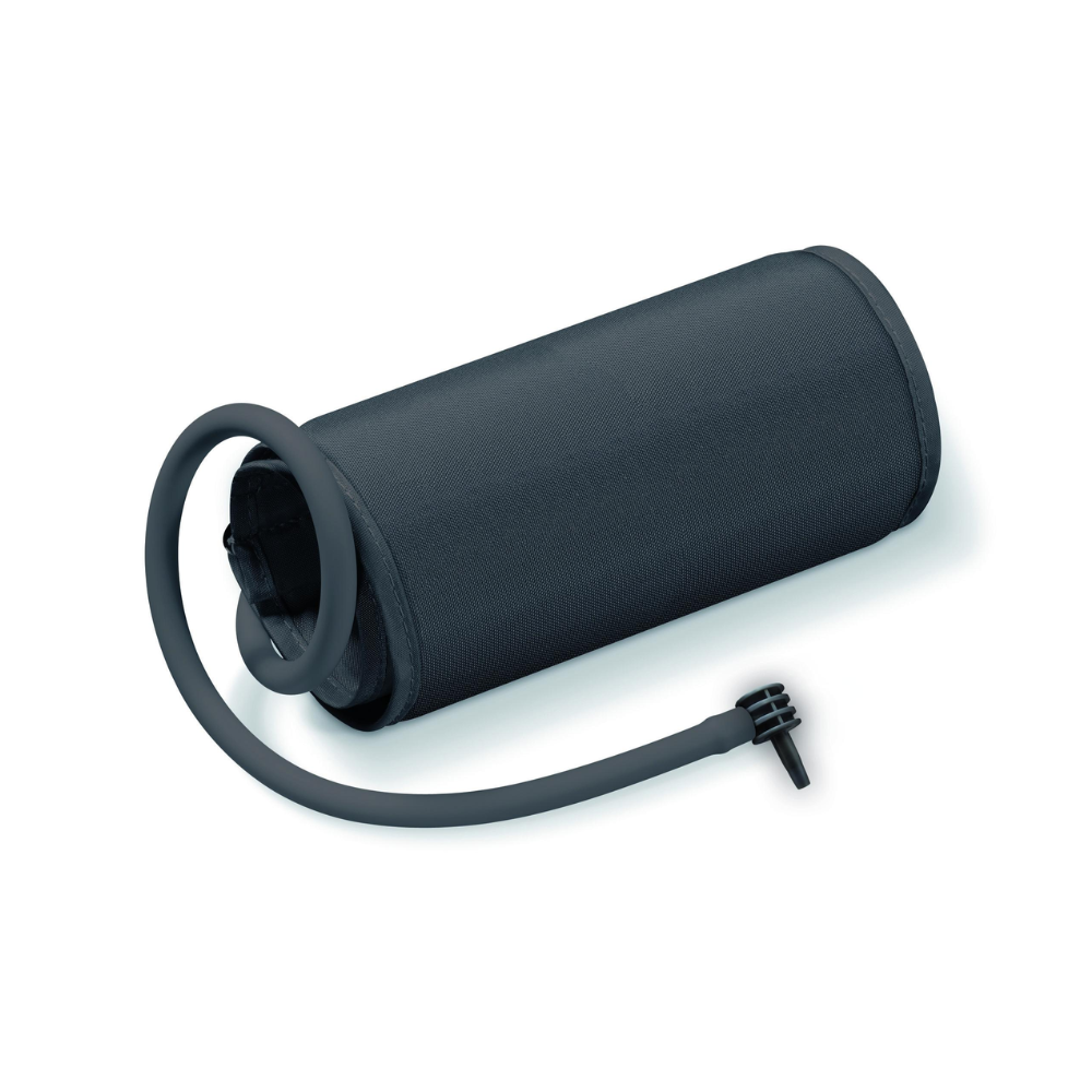 Η Beurer XL-μανσέτα για το πιεσόμετρο BM 26, BM 40 της Beurer GmbH είναι μια μαύρη κυλινδρική μανσέτα βραχίονα με συνδεδεμένο ελαστικό σωλήνα και σύνδεσμο πρίζας. Ο σωλήνας είναι χαλαρά τυλιγμένος γύρω από τη μανσέτα, προσδίδοντας στο σύνολο της συσκευής μια κομψή, επαγγελματική εμφάνιση. Αυτό το προϊόν χρησιμοποιείται συνήθως με το πιεσόμετρο BM 26.