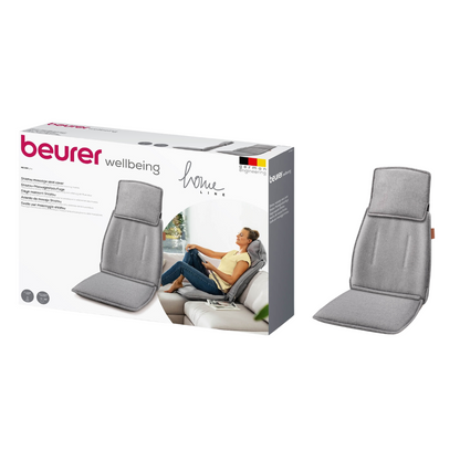 Η εικόνα δείχνει μια μπλε Shiatsu-Massagesitzauflage Beurer MG 330. Το προϊόν εμφανίζεται τόσο ως φυσικό προϊόν όσο και στη συσκευασία, η οποία δείχνει μια εικόνα ενός ατόμου που χρησιμοποιεί την επένδυση καθίσματος, το branding της Beurer GmbH και λεπτομέρειες για το σύστημα μασάζ 4 κεφαλών με ρυθμιζόμενη περιοχή αυχένα.