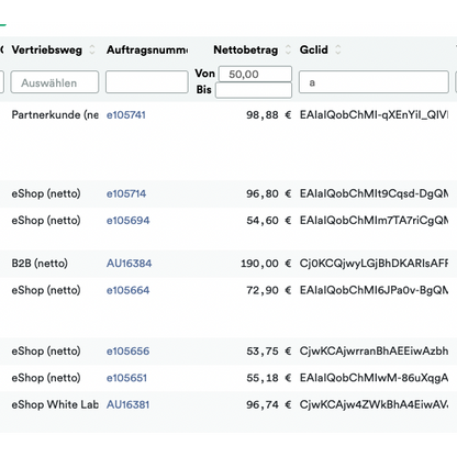 Screenshot eines digitalen Dokuments, das eine Liste von Transaktionen mit Spalten zur Auswahl, Geschäftsart, Kunden-ID, Betrag und Währung anzeigt. Jede Zeile zeigt unterschiedliche Transaktionsdetails im Zusammenhang mit Altran – Weclapp to Google Offline Conversion Upload.