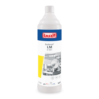 Ένα μπουκάλι 1 λίτρου Buzil Budenat® LM D 447, ένα υλικό-φιλικό απολυμαντικό για ευαίσθητες επιφάνειες. Η ετικέτα δείχνει το λογότυπο της μάρκας της BUZIL-WERK Wagner GmbH & Co. KG σε κόκκινο και λευκό με εικόνες που απεικονίζουν σενάρια καθαρισμού. Το κυρίως λευκό μπουκάλι έχει σχεδιαστεί με στοιχεία σε μπλε και κίτρινο.