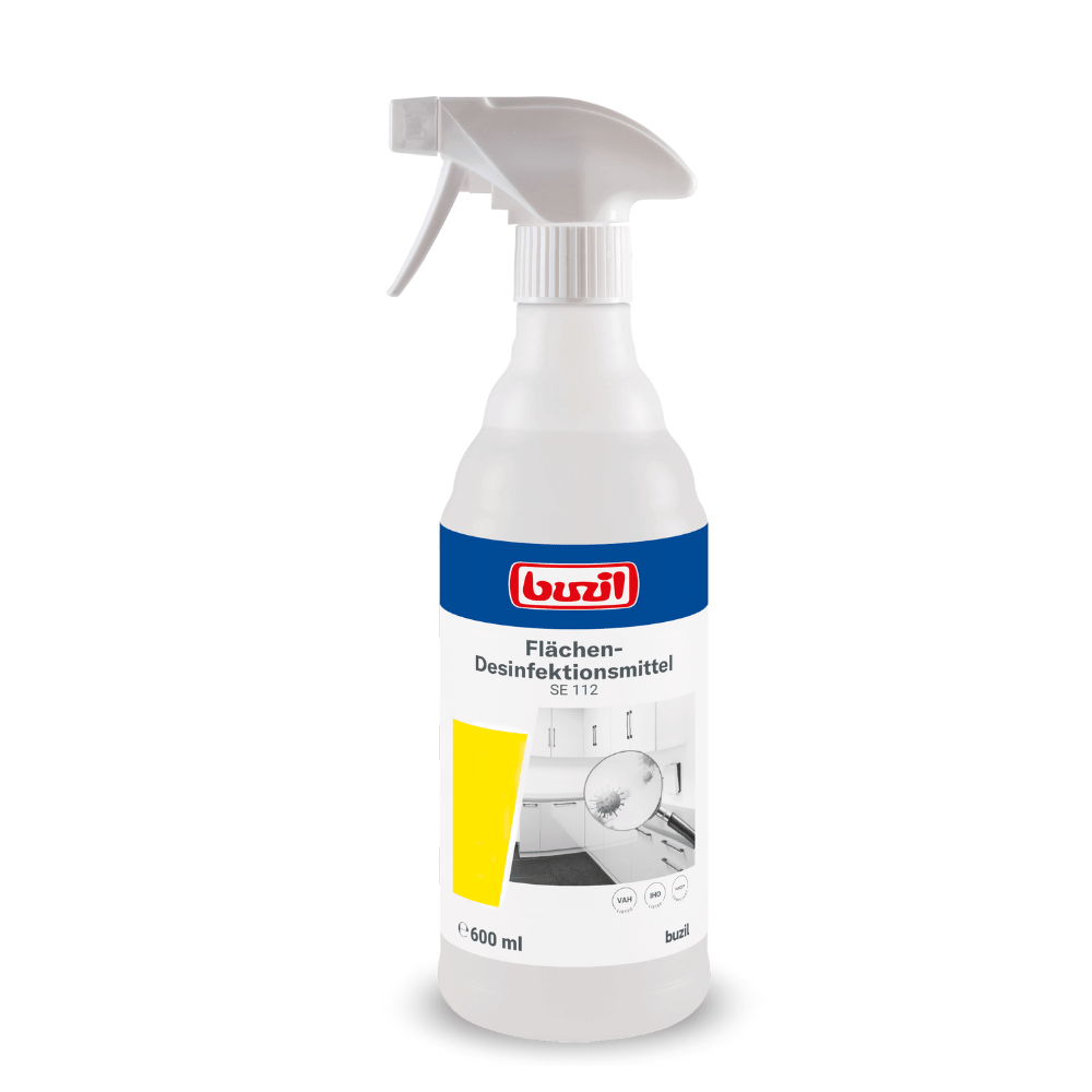 Ένα λευκό μπουκάλι ψεκασμού με κεφαλή ψεκασμού φέρει την γερμανική επιγραφή «Buzil Flächendesinfektionsmittel SE 112 gebrauchsfertig» και προσφέρει 600 ml υγιεινό απολυμαντικό επιφανειών. Η ετικέτα με ένα μοτίβο κουζίνας και το λογότυπο της μάρκας BUZIL-WERK Wagner GmbH & Co. KG τοποθετημένο εμφανώς στην άνω άκρη διαβεβαιώνει την αποτελεσματικότητα κατά των ιών.