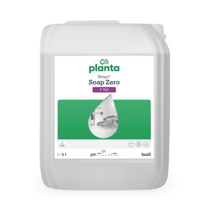 Εικόνα ενός δοχείου 5 λίτρων με την επιγραφή «Buzil Rinax® Soap Zero P 960 Οικολογική Λοσιόν Χεριών» από την BUZIL-WERK Wagner GmbH & Co. KG. Η ετικέτα δείχνει την τιμή pH και άλλες λεπτομέρειες και παρουσιάζει μια εικόνα κουζίνας σε αποχρώσεις του γκρι μέσα σε μια πράσινη γραφική σταγόνα νερού, για να υπογραμμίσει τη δέσμευση της εταιρείας για βιώσιμες πρακτικές καθαρισμού.