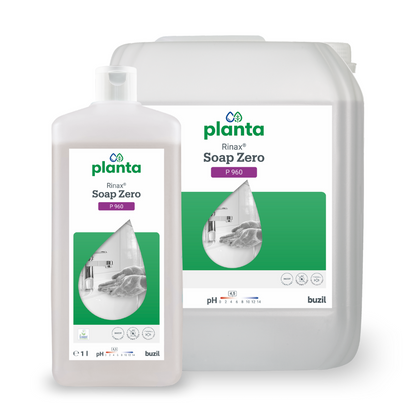 Εικόνα δύο δοχείων Buzil Rinax® Soap Zero P 960 Οικολογική Λοσιόν Χεριών από την BUZIL-WERK Wagner GmbH & Co. KG. Το μικρότερο μπουκάλι βρίσκεται μπροστά από μια μεγαλύτερη κανάτα. Και τα δύο έχουν λευκές ετικέτες με πράσινο σχήμα σταγόνας, εικόνα κουζίνας και πληροφορίες pH. Αυτό το σαπούνι, γνωστό για την φιλικότητά του προς το δέρμα, υποστηρίζει βιώσιμες πρακτικές καθαρισμού με φιλικά προς το περιβάλλον συστατικά.