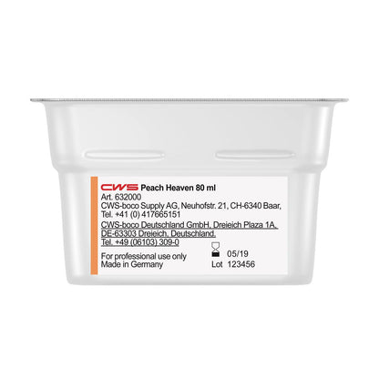 Μια κοντινή λήψη ενός λευκού δοχείου CWS ParadiseLine άρωμα χώρου για διανομέα αρώματος Paradise Air Bar, με πληροφορίες προϊόντος, στοιχεία εταιρείας, "Κατασκευάζεται στη Γερμανία" και ένα διαφανές καπάκι. Κατάλληλο για συστήματα αρωματισμού χώρων.