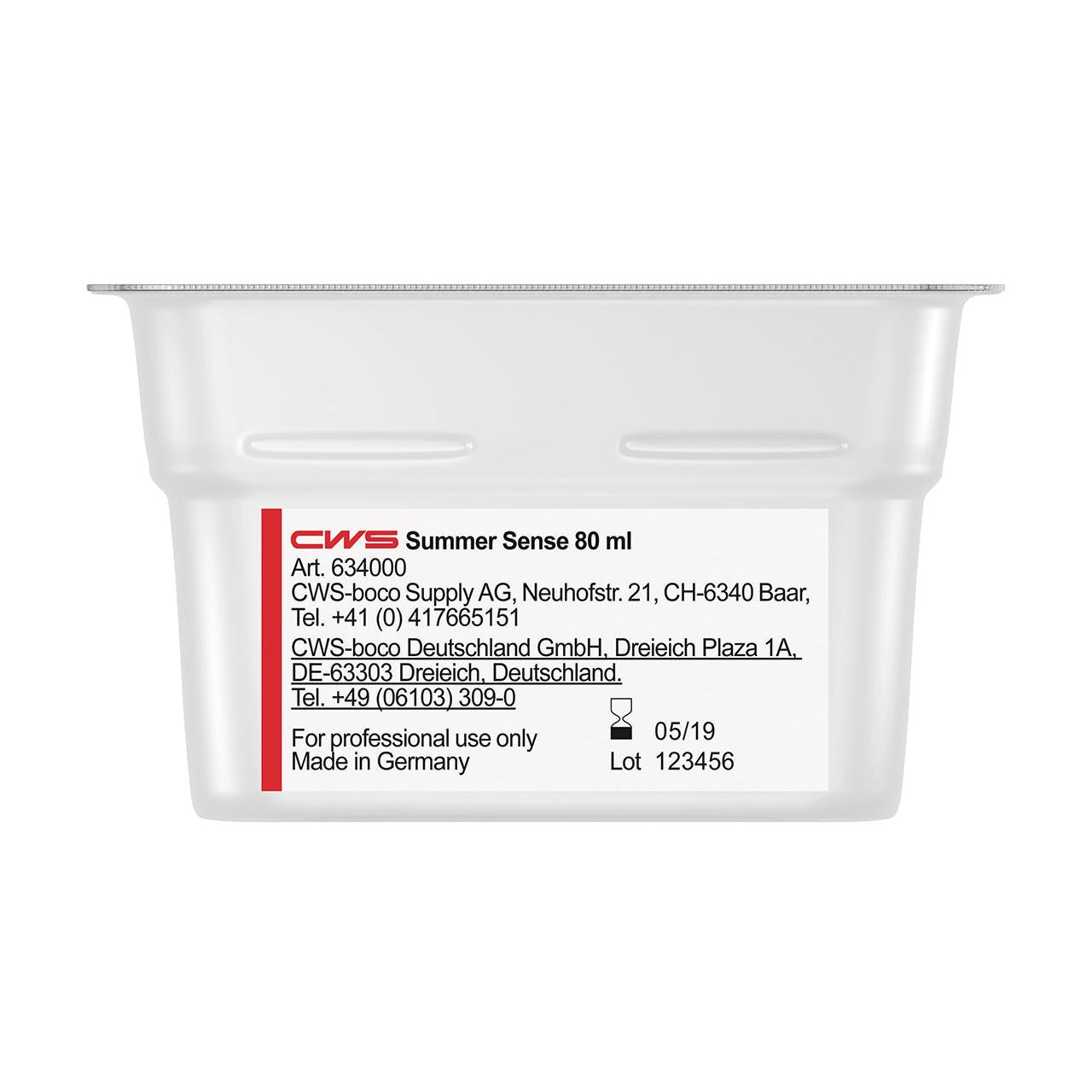 Ένα λευκό δοχείο 80 ml με την επιγραφή "CWS ParadiseLine άρωμα χώρου για διανομέα αρώματος Paradise Air Bar" από την CWS. Περιέχει πληροφορίες προϊόντος, στοιχεία επικοινωνίας κατασκευαστή στην Ελβετία και στη Γερμανία, ημερομηνία λήξης 05/19, παρτίδα 123456. Μόνο για επαγγελματική χρήση.