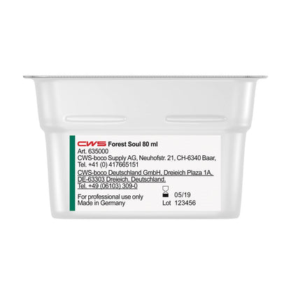 Ένα ορθογώνιο λευκό δοχείο με την επιγραφή "CWS ParadiseLine άρωμα χώρου για διανομέα αρώματος Paradise Air Bar" από την CWS εμφανίζει σε μια λευκή ετικέτα πληροφορίες προϊόντος και εταιρείας, στοιχεία επικοινωνίας, ημερομηνία κατασκευής (05/19) και αριθμό παρτίδας (123456).