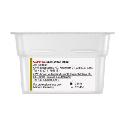 Κοντινή λήψη ενός δοχείου CWS ParadiseLine άρωμα χώρου για διανομέα αρώματος Paradise Air Bar με πληροφορίες κατασκευαστή, στοιχεία επικοινωνίας, αριθμό παρτίδας και ημερομηνία λήξης στην ετικέτα. Μόνο για επαγγελματική χρήση.