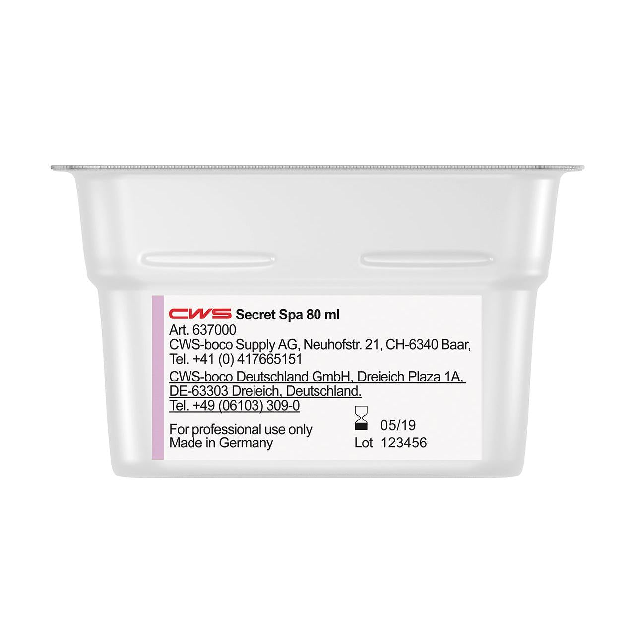 Ένα λευκό πλαστικό δοχείο 80 ml με την επιγραφή "CWS ParadiseLine άρωμα χώρου για διανομέα αρώματος Paradise Air Bar" από την CWS, με στοιχεία επικοινωνίας, παρτίδα 123456, ημερομηνία 05/19, "Κατασκευάζεται στη Γερμανία" και "Μόνο για επαγγελματική χρήση".