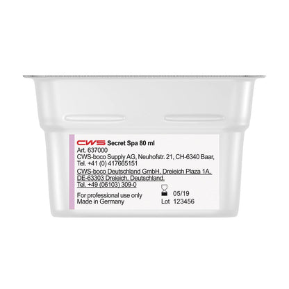 Ένα λευκό πλαστικό δοχείο 80 ml με την επιγραφή "CWS ParadiseLine άρωμα χώρου για διανομέα αρώματος Paradise Air Bar" από την CWS, με στοιχεία επικοινωνίας, παρτίδα 123456, ημερομηνία 05/19, "Κατασκευάζεται στη Γερμανία" και "Μόνο για επαγγελματική χρήση".