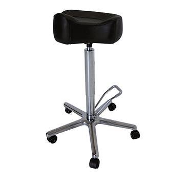 Το Novocal OP-Hocker με σέλα διαθέτει κατασκευή από ανοξείδωτο χάλυβα, πενταπλή βάση από χυτοπρεσαριστό αλουμίνιο και ρύθμιση ύψους για ομαλή κινητικότητα.