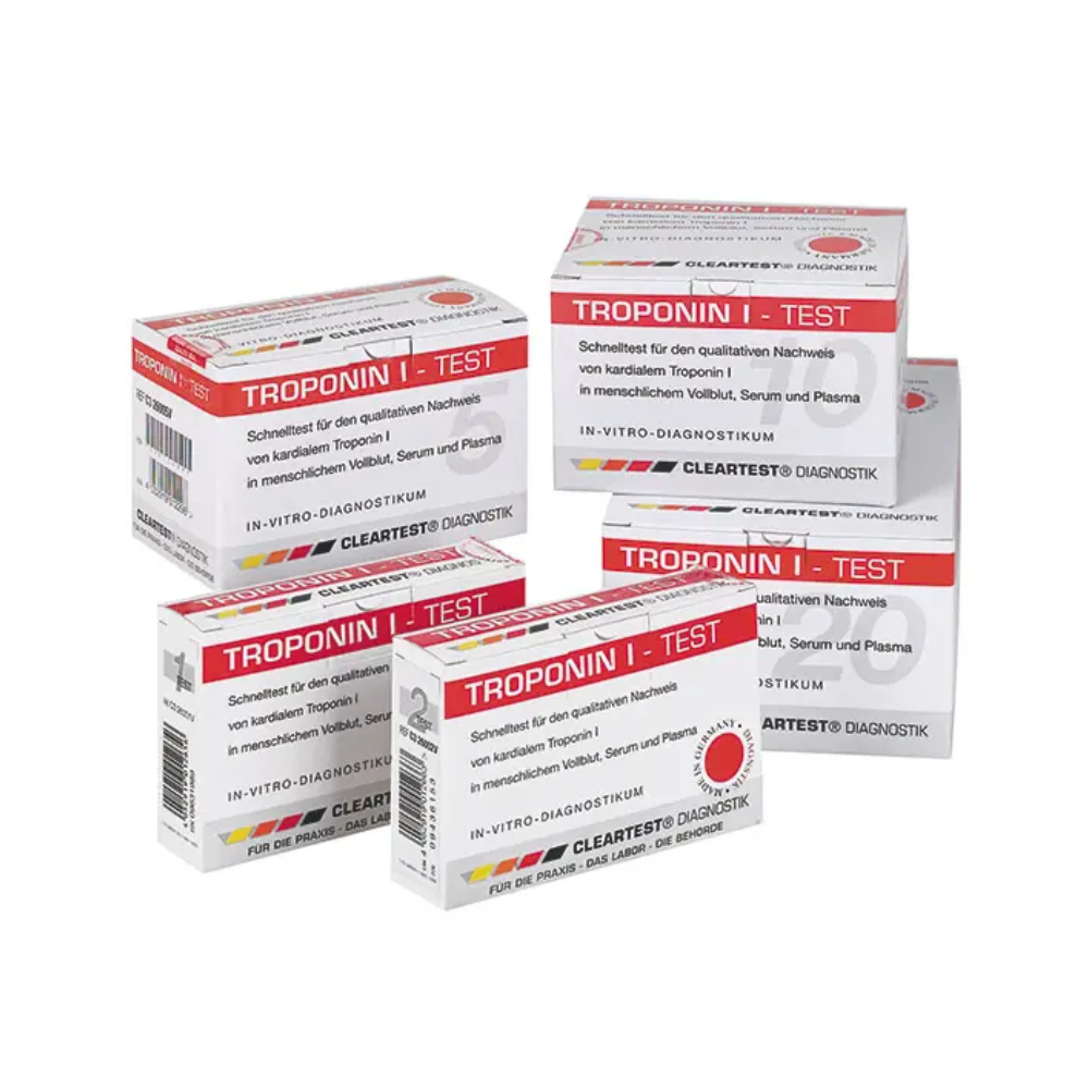 Πέντε κουτιά του Cleartest® Troponin I Vollblut Infarkt-Tests της Servoprax GmbH είναι τοποθετημένα μαζί. Η συσκευασία είναι κυρίως λευκή με κόκκινες πινελιές και περιλαμβάνει κείμενα για την In-vitro-Diagnostik και για τη μάρκα Cleartest, που ειδικεύεται στη διάγνωση του οξέος στεφανιαίου συνδρόμου και του εμφράγματος.