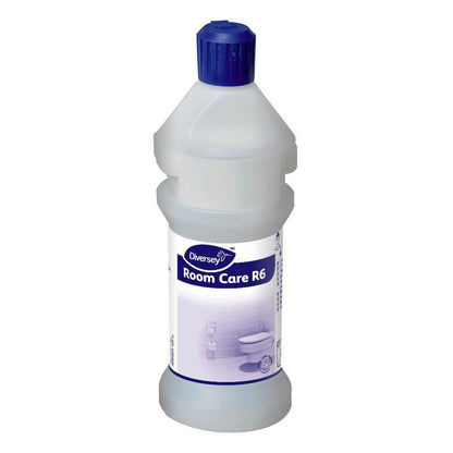Το Room Care R6 Plus μπουκάλι, άδειο από την Diversey Deutschland GmbH & Co. OHG με μπλε καπάκι και λευκή-μπλε ετικέτα φαίνεται σε λευκό φόντο - ιδανικό για κάθε σύστημα καθαρισμού.