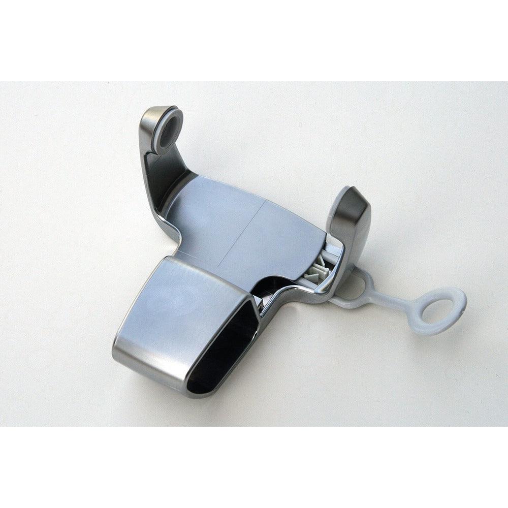 Eine Nahaufnahme der SC Sensations Wandhalterung Chromoptik von Diversey Deutschland GmbH & Co. OHG, eine Metallhalterung mit Scharnieren und einem Kunststoffgriff, dargestellt auf einem schlichten weißen Hintergrund; geeignet für alle Neuinstallationen.