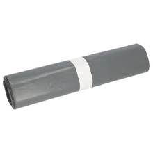 Ένας τυλιγμένος γκρι σάκος απορριμμάτων DEISS Premium® Typ 60, κατασκευασμένος από υψηλής ποιότητας ανακυκλωμένο υλικό της EMIL DEISS KG (GmbH + Co.), είναι ασφαλισμένος με μια λευκή λωρίδα. Το υπόβαθρο είναι μονόχρωμο λευκό.