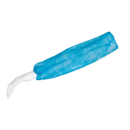 Ο βραχίονας μιας λευκής κούκλας βιτρίνας είναι εξοπλισμένος με ένα μπλε AMPri MED-COMFORT PP προστατευτικό μανικιού 44 x 22 cm της AMPri Handelsgesellschaft mbH. Το χαλαρά εφαρμοζόμενο μανίκι από πολυπροπυλένιο καλύπτει τον βραχίονα από τον ώμο μέχρι τον καρπό και είναι στερεωμένο με ελαστικές ταινίες και στα δύο άκρα. Στέκεται σε ένα απλό λευκό φόντο.