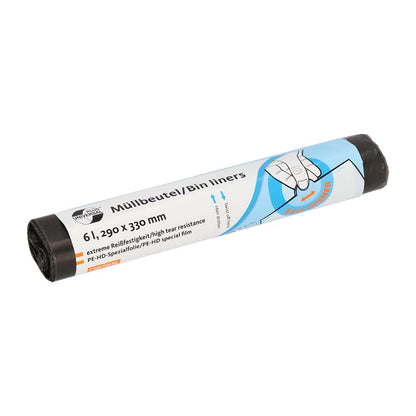 Ένας ρόλος DEISS Universal Plus® σακούλες απορριμμάτων 6 λίτρων, 44901, από την EMIL DEISS KG (GmbH + Co.) περιέχει ετικέτες στα Γερμανικά και Αγγλικά, που αναφέρουν τις διαστάσεις ως 61.290 x 330 mm. Η συσκευασία τονίζει ένα σχέδιο εύκολο στο άνοιγμα με υψηλή αντοχή στο σκίσιμο και διαθέτει ειδική μεμβράνη HDPE. Η ετικέτα δείχνει επίσης ένα χέρι που ρίχνει απορρίμματα σε έναν κάδο.